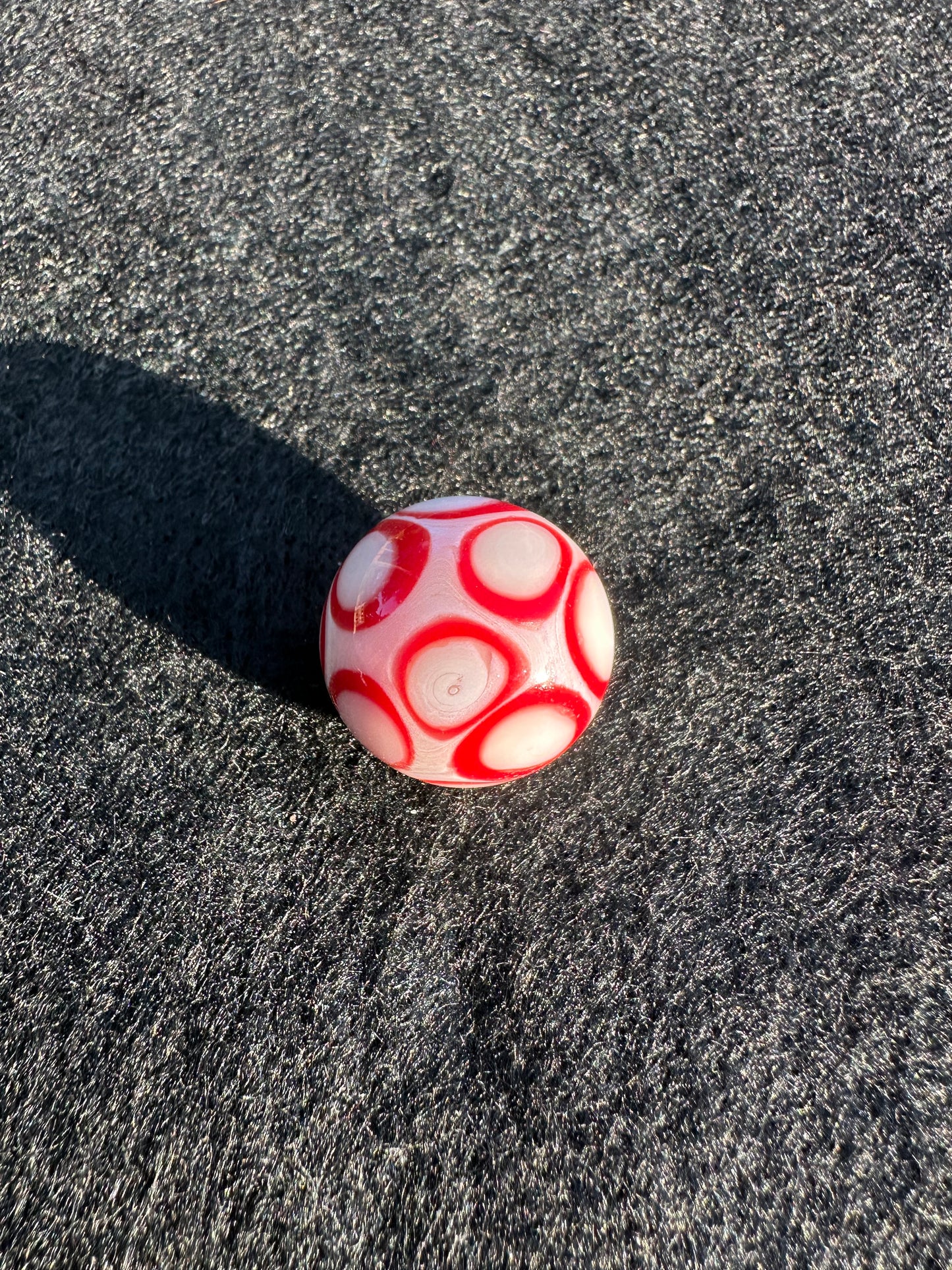 Pokéball Milli Marble – Red/White PokéCore (26mm)